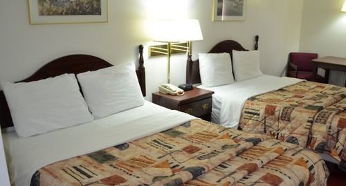 Economy Inn Сеймур Экстерьер фото